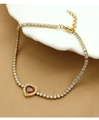 Dettaglio del bracciale placcato oro con zircone a cuore rosso e pavé di pietre bianche - Forma di Cuore (B0009-3) / Oro