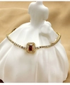 Dettaglio del bracciale dorato con zircone rosso rettangolare e pavé di pietre bianche - Forma Quadrata (B0009-8)