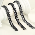 Drei schwarze Edelstahl-Panzerarmbänder mit Hummerverschluss auf weißen Säulen - 12mm Breite * 22cm Länge / Schwarz