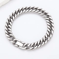 Dettaglio del bracciale a catena cubana in acciaio inossidabile con chiusura a scatto - 10mm di Larghezza x 19cm di Lunghezza / Argento (Acciaio Doppia Trama Lucidatura a Quattro Lati)
