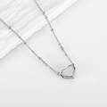 Collana con ciondolo a cuore in argento lucido con catena a sfere su sfondo bianco - Color Acciaio