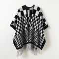Poncho en maille à carreaux noir et blanc avec franges pour la chaleur hivernale - Noir (PT5-2)