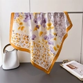 Elegante foulard quadrato in finta seta con stampa floreale e bordo arancione vivace - Patchwork Arancione (FG54-2)