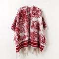 Dettaglio del motivo jacquard rosso e bianco con fitte nappe di frangia sull'orlo - Rosso