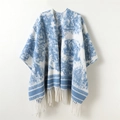 Dettaglio del motivo a inchiostro blu e bianco e nappe bianche sulla pashmina - Blu