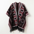 Scialle in maglia etnica con motivi geometrici bordeaux e lunghe frange nere - 168cm x 115cm / Nero Rosso Bianco Geometrico
