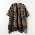 Scialle in maglia marrone e nero con motivo geometrico, frange e jacquard etnico - Marrone (PT17-1)