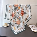 Detalle de un pañuelo de seda con flores y mariposas sobre un soporte metálico chic - Borde Verde (FU20-2)