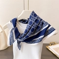 Vue détaillée d'un foulard en soie à motifs géométriques et léopard sur un gilet blanc - Bleu Marine (FR128-1)