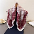 Elegante foulard quadrato a quadretti bordeaux e bianco appeso con decoro estetico - Rosso