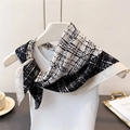 Elegante foulard in seta a quadri bianco e nero con accessori chic e raffinati - Nero