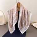 Élégant foulard en soie à motif géométrique et léopard drapé sur un cintre en bois - Kaki (FR128-3)