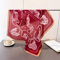 Dettaglio di sciarpa equestre rossa con motivi di cavalli e bordi marroni eleganti - 68*68cm / Rosso