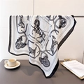 Elegante sciarpa in seta con motivo equestre bianco e nero con cavalli e selle classiche - 68*68cm / Bianco
