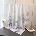 Elegante zijden sjaal met blauwe magnolia bloemenprint en Chinees inktlandschap - Parelwit Rand Stijl (XD44-2) / 180*85CM