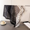 Dettaglio di sciarpa in seta con motivo paisley e contrasto bianco e nero su supporto - Nero (FR122-1)