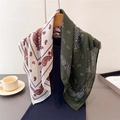 Foulard quadrato classico con motivo paisley bicolore verde oliva e rosso in seta e cotone - Verde (FR122-2)