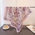 Carré en soie rose pâle avec motifs animaliers et floraux suspendu sur une tige métallique - Rose (FR124-2) / 68*68cm