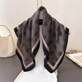 Foulard classique à carreaux aspect soie noir et beige drapé sur un haut en tricot blanc - 68x68cm / Carreaux Noirs (FR129-1)