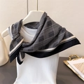 Carré de soie classique à motif pied-de-poule noir et blanc sur buste de mannequin - 68x68cm / Carreaux Gris (FR129-2)