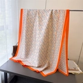 Détail d'un foulard en soie aux motifs de chaînes géométriques et bordures orange vif - 180*85CM / Bord Orange (XD41-1)