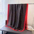 Châle en satin à motif de boucle géométrique sur fond noir avec bordure rouge vive - 180*85CM / Bord Rouge (XD41-2)