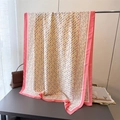 Détail d'un foulard en soie avec motif géométrique, bord rose et imprimé de chaînes - 180*85CM / Bord Rose (XD41-3)