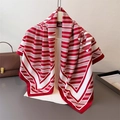 Elegante sciarpa in seta a righe bianche e rosse con texture lucida per uno stile unico - 90x90cm / Rosso (FN259-1)