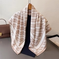 Elegante foulard di seta a righe beige e bianco esposto su una gruccia di classe - 90x90cm / Cachi (FN259-2)
