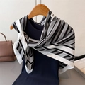 Elegante sciarpa in seta a righe bianche e nere abbinata a un top a coste scuro - 90x90cm / Nero (FN259-3)