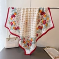 Dettaglio di un foulard in seta con stampe floreali e motivi vintage geometrici - FU19-3 Bordo Rosso / Bordo Rosso