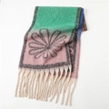 Detail eines Vintage Kaschmir-Schals mit schwarzen Gänseblümchen-Mustern und beigen Fransen - Rosa & Grün