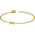 Detailopname van de gouden strikarmband met hartvormige kristallen en fijne kralenketting - Hart Strik Stijl (B0018)