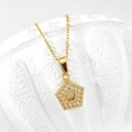 Collana a pentagono dorata con bordi perlati e pietre di zirconia bianca su una conchiglia - Stile Pentagono (N0043)