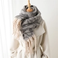 Detalle de bufanda de cachemira sintética de cuadros grises y blancos con flecos - 220*42cm / Gris