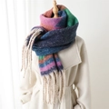 Sciarpa in maglia a righe colorate con lunghe frange su un cappotto di lana beige - Viola (WT221-1)