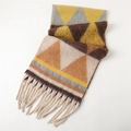 Dettaglio della trama geometrica a triangolo e frange spesse sulla sciarpa di cashmere - Giallo (WT221-2)