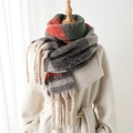 Sciarpa in maglia a triangoli geometrici con frange indossata su cappotto bianco invernale - Rosso Grigio (WT221-3)
