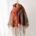 Bufanda de cuadros naranja y gris de cachemira con flecos sobre abrigo crema - Naranja (WT224-3)