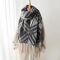 Écharpe d'hiver imitation cachemire à motifs géométriques et pompons sur un mannequin - Noir