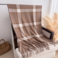 Dettaglio della sciarpa a quadri marroni e bianchi effetto cashmere con morbide frange - Cuoio