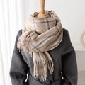 Sciarpa classica a quadri in finta cashmere con nappe esposta su un cappotto di lana - Bianco Sporco