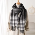 Sciarpa classica a quadri in simil cashmere con frange su un manichino in cappotto beige - Nero