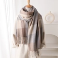 Dettaglio di sciarpa a quadri effetto cashmere con frange morbide e trama in twill - Marrone Scuro