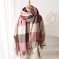 Sciarpa a quadri rosa e marroni effetto cashmere con nappe su manichino in cappotto - Rosso