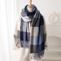 Écharpe chaude à carreaux bleu et beige façon cachemire avec franges sur un mannequin - Bleu