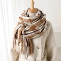 Détail d'une écharpe à carreaux classique avec franges sur un manteau beige élégant - 200x62cm (Y compris les franges) / Camel (WT214-1)