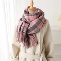 Écharpe à carreaux rose et gris avec franges portée sur un manteau beige élégant - 200x62cm (Y compris les franges) / Rose (WT214-3)