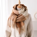 Détail d'une écharpe pashmina à carreaux marron chaud avec franges et motif classique - Kaki