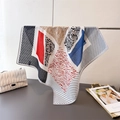 Détail d'un foulard géométrique à blocs de couleurs avec texture soie et motifs - Bleu Marine Rouge (FR83-2)